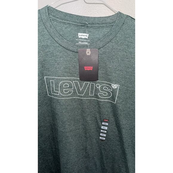 This is a Levi's men's graphic crewneck t-shirt in a green triblend - Picture 2 of 5